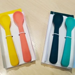 Juego de 2 cucharas para bebés de silicona, color coral y amarillo - Ekobo